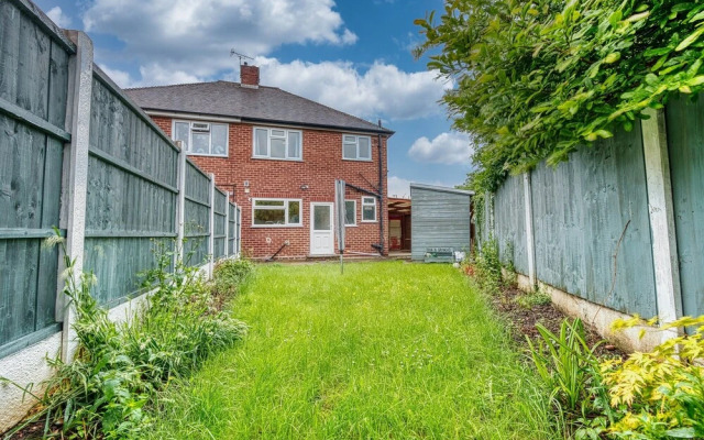 Modern 3 Bedroom 2 Bath Hse with Parking