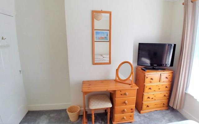 3-bed House With Superfast Wi-fi, DW Lettings 15vr