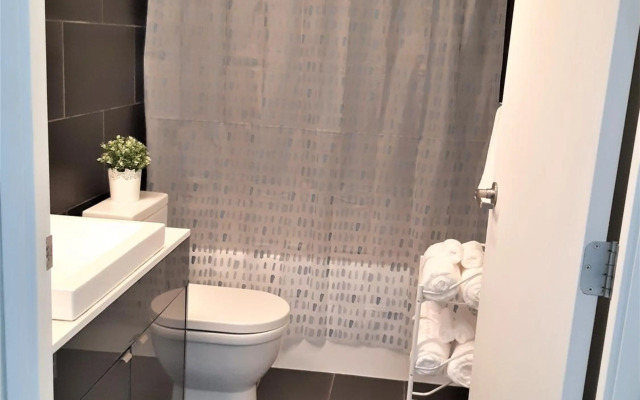 Luxury skyline condo in downtown FREE 24/7 parking