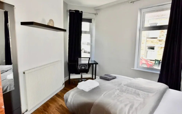 Cheer full 4 Bedroom House Train Station