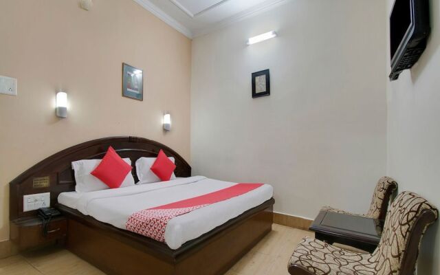 Oyo 26837 Hotel White House