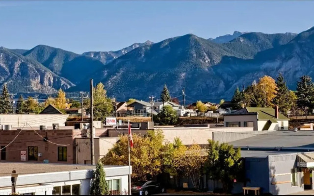 The Canterbury Inn of Downtown Invermere