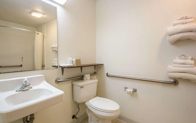 Motel 6 Saukville, WI