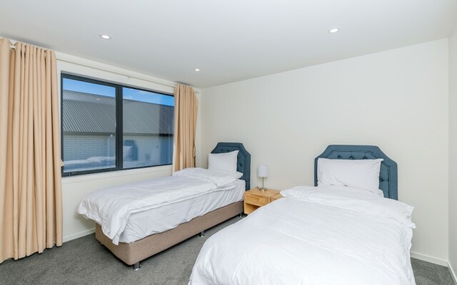 Hero Holiday House L12