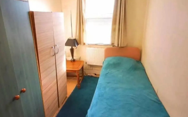 Spacious Four-bedroom House With Garden in Wembley