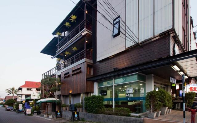 The Arak Bed Bar and Hostel