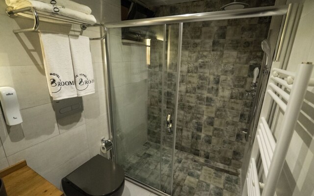 8 Rooms Hotel