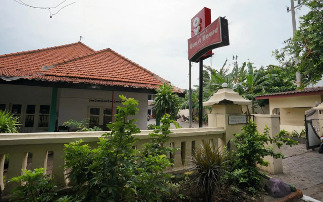 OYO 2003 Female Guest House