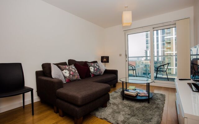 Stunning 2 Bed Home + Balcony Overlooking Thames