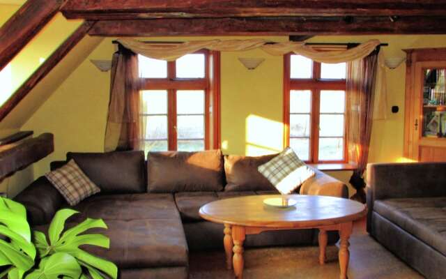 Spacious Apartment With Garden