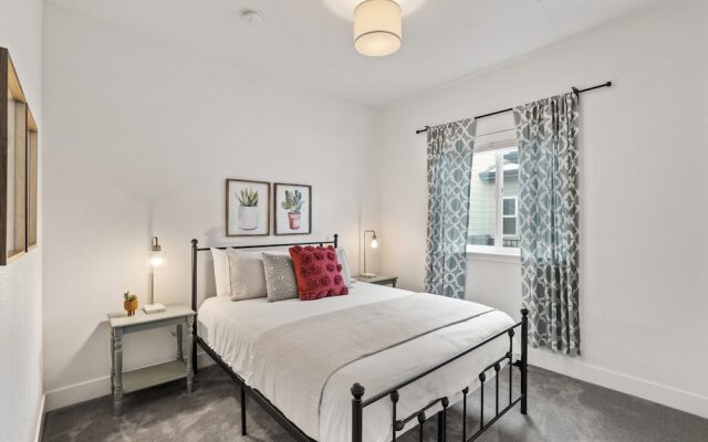 Steps From River & Old Town - Hot Tub & King Bd