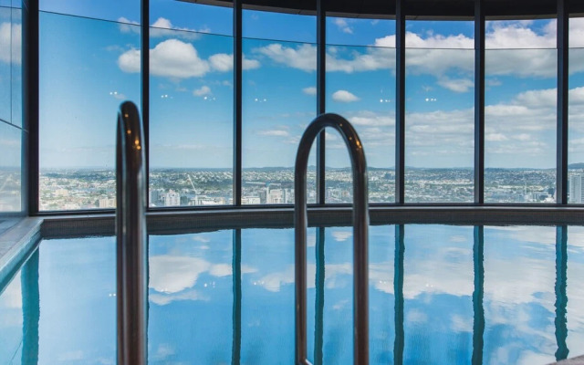 Sky High 2 Bedroom Apartment in Central Brisbane