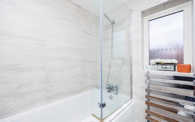 Stylish 3-bed Home in East London Free Parking