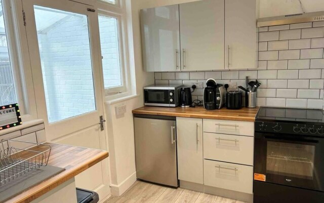 Cool 2 Bed House Hornchurch, Arcade Games, Parking