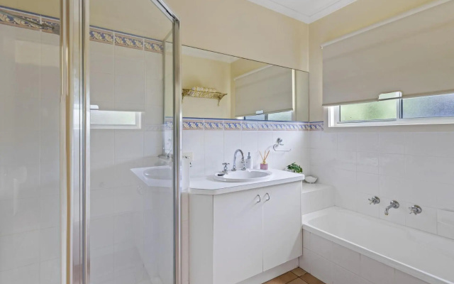 SURF MIST RETREAT WIFI Included – Bathroom – Inverloch