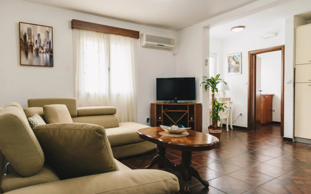 El Mar Apartments