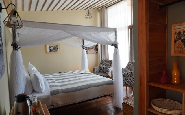Moyoni Africa Lodge & Tours