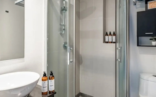 2BR Apartment With Jacuzzi - Pool - City Skyline