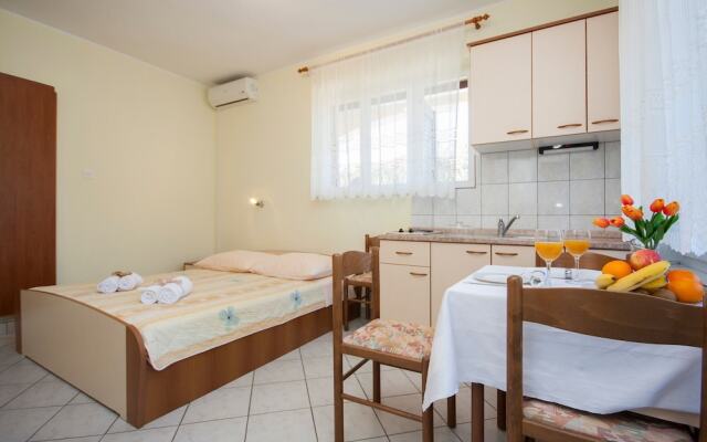 Apartments & Rooms Mikelin