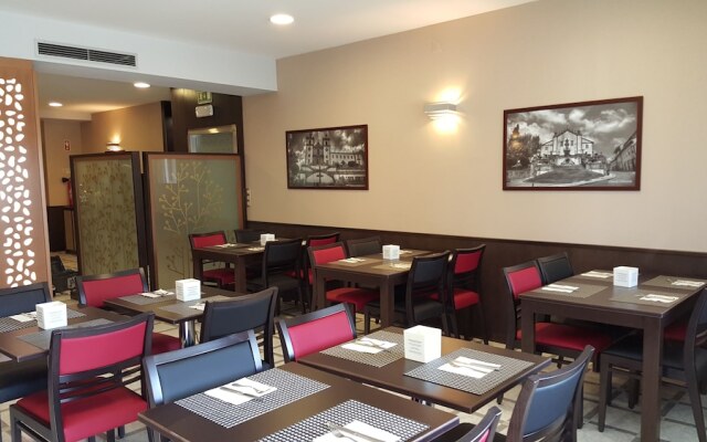 Hotel Feira Pedra Bela