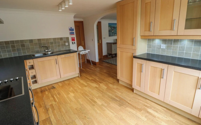 8 Manor Close