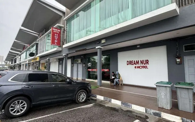 OYO 89497 Dream Nur Hotel