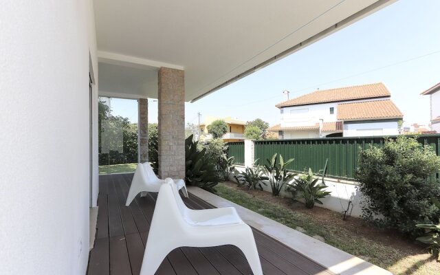 Parede Villa With Pool by Homing