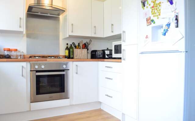 Bright Apartment Near Brixton