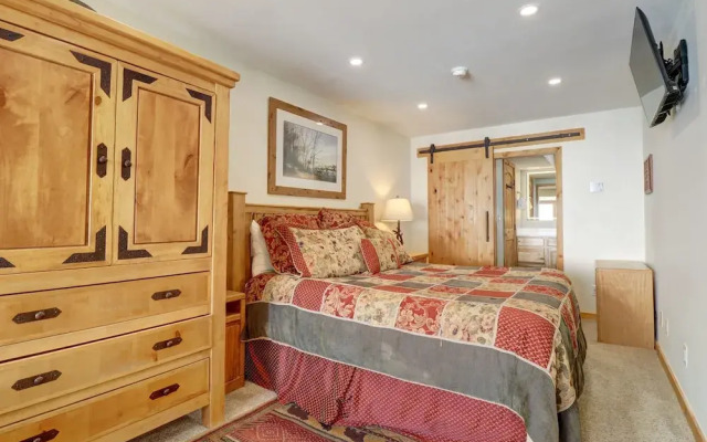 Amazing Ski in-out Condo With Mountain Views - FP114 by RedAwning