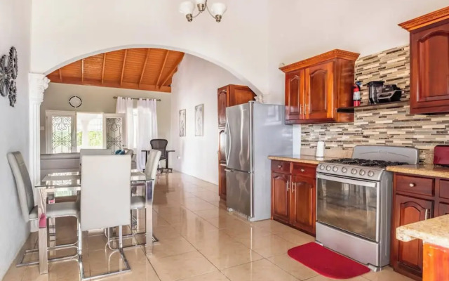 Runaway Bay Gem Villa