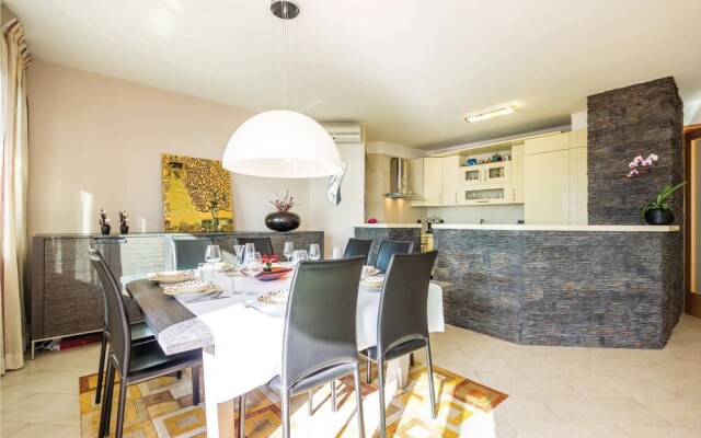 Beautiful Home in Rijeka With Wifi and 5 Bedrooms