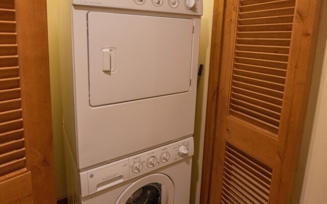 Comfortable 1 Bedroom Slopeside Condo - No Cleaning Fee! by RedAwning