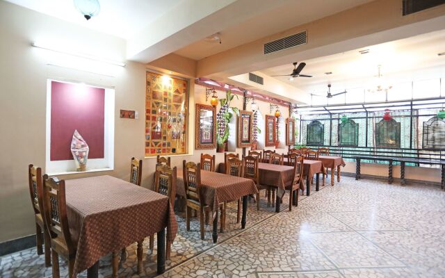 OYO 9900 Hotel Pioneer Plaza