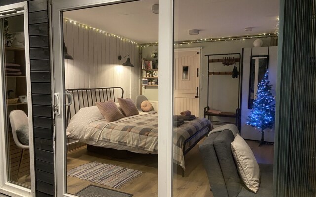 Unique 1+ bed Cabin, Parking and Private Garden