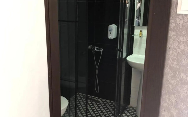 Anita Kemer Noch Hotel