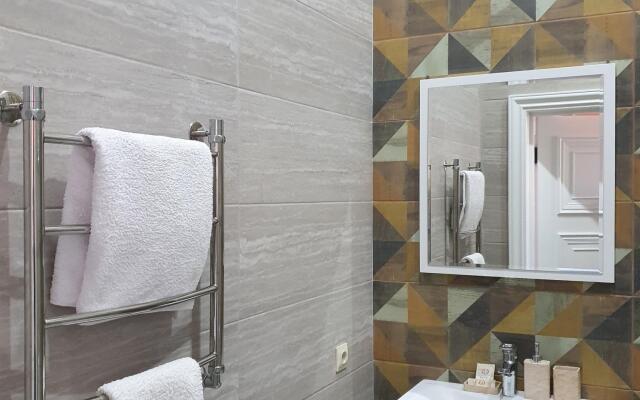 Anna and King  (on Zheleznodorozhnoy)