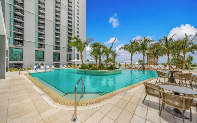 Downtown Haven Sleek 1-BR with Vistas