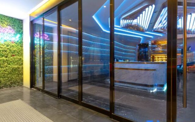 Qilai Light Luxury Hotel