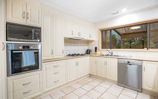 Stylish Retreat at Wheelers Hill 5BRM