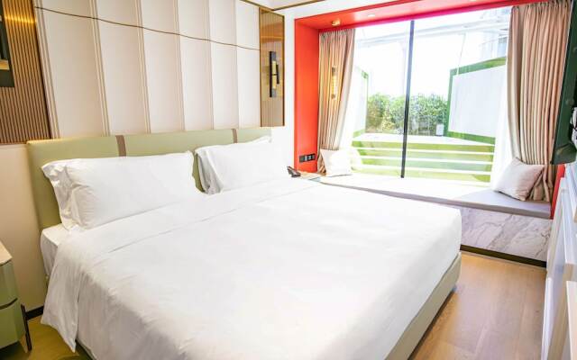 YOHO Resorts World Hotel