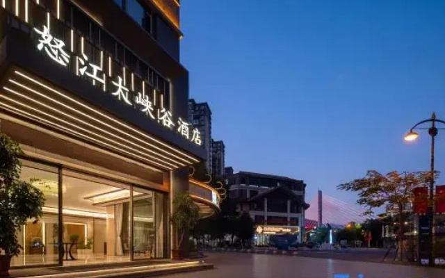 Fall In Love With Nujiang Grand Canyon Hotel