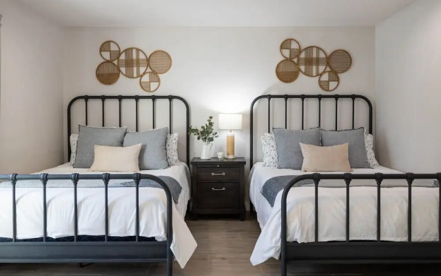 Scottsdale East Osborn 4 Bedroom Home by RedAwning, Scottsdale