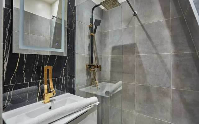 Superb Eiffel Tower Terrace Apartment