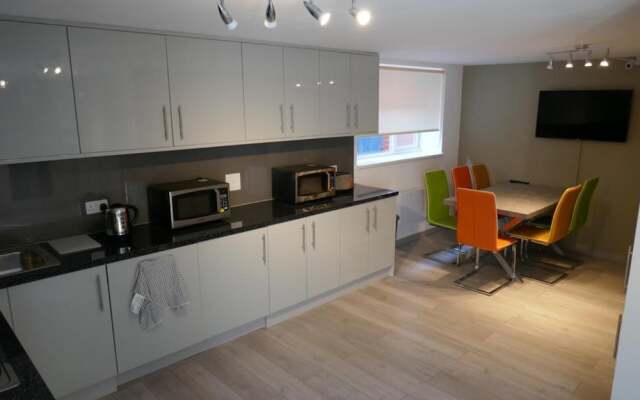 Immaculate 12-bed House Good Amenities in Wigan