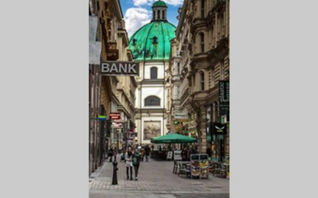 Bright Apartment in Hip & High Quality Neighborhood