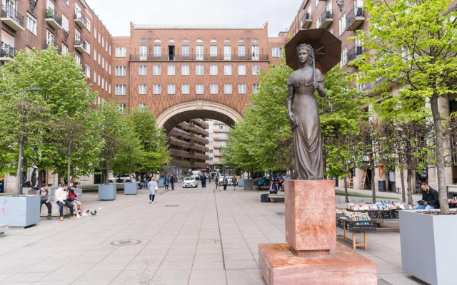 Sunny Studio with balcony in Party District