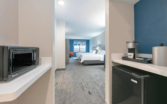 Holiday Inn Express Hotel & Suites Winnie by IHG
