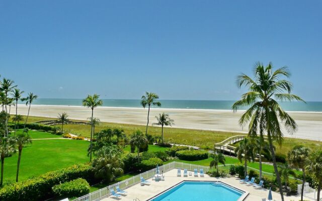 Cozy Beachfront Condo With Pool and Ocean Views