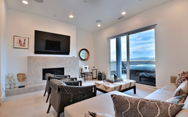 Huge & Newly Constructed 5br/5ba -private Hot Tub! 5 Bedroom Condo by RedAwning