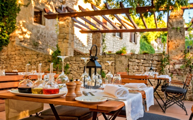 Puteus Palace Brac